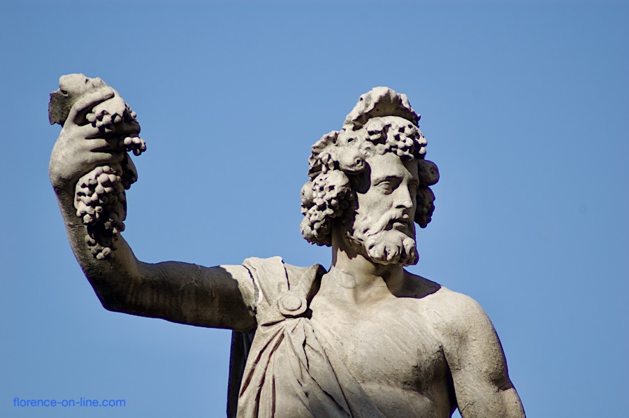 The statue of Autumn on the Ponte Santa Trìnita autunno-autumn-giovanni-caccini.jpg