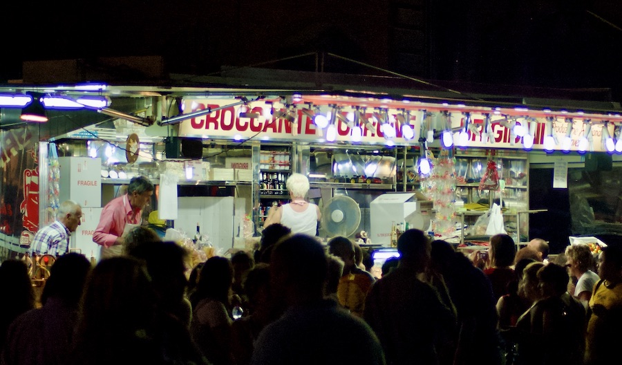 The Rificolona parade in front of the Duomo brigidini-vendor-piazza-santissima-annunziata.jpg