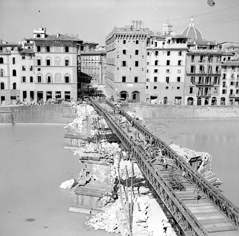 Ponte Santa Trìnita with a temporary bridge built by British forces after World War II santa-trinita-after-world-war-II.jpg