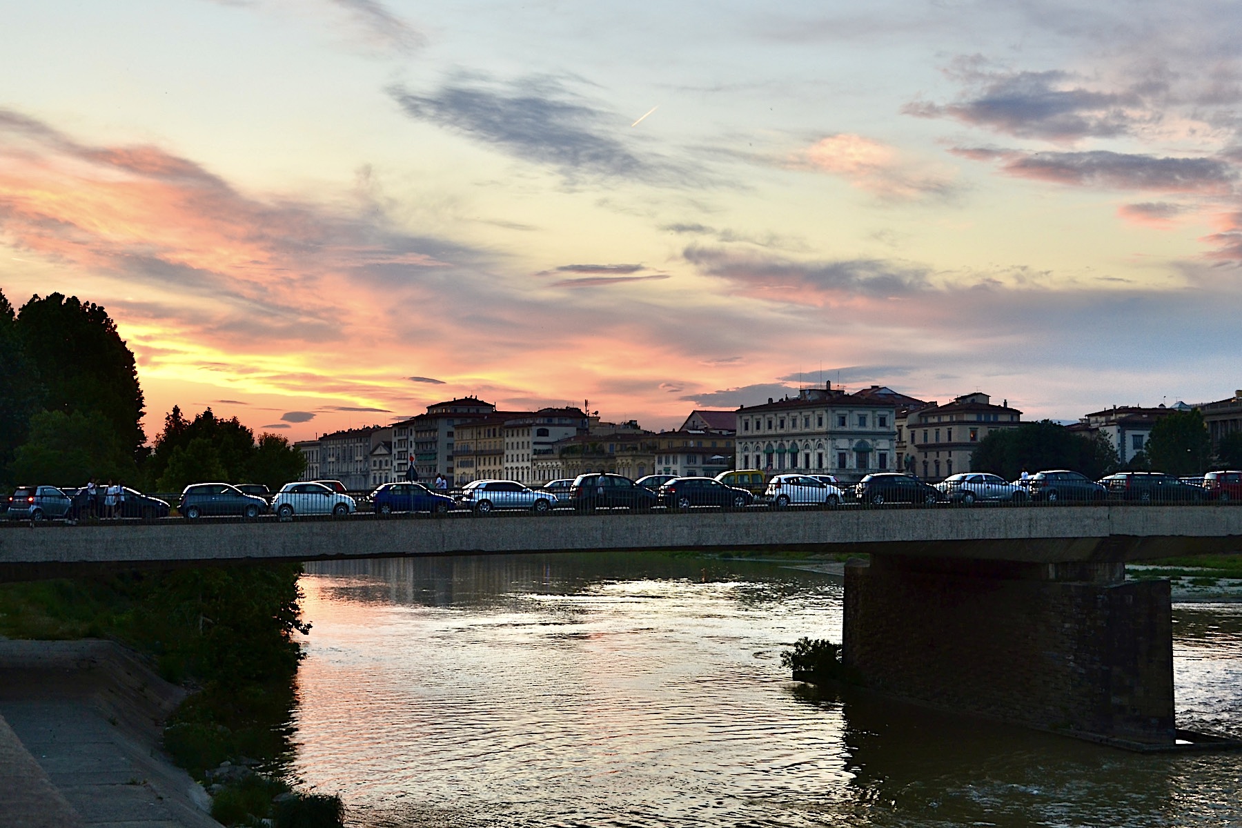 Cars parked along the Ponte Amerigo Vespucci